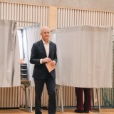 Le chef du Parti travailliste Jonas Gahr Store quitte un bureau de vote lors des élections législatives norvégiennes à Oslo lundi. KEYSTONE/AP/Javad Parsa